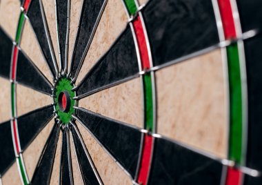 Profesyonel dart tahtasının yanından bak.