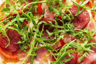 Fırında roka, pastırma, peynir, biber, salam, soğan..