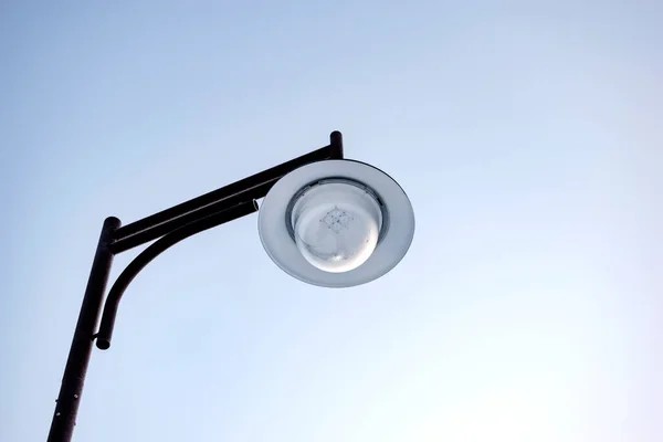 Gökyüzüne karşı modern sokak lambasının alt görüntüsü.