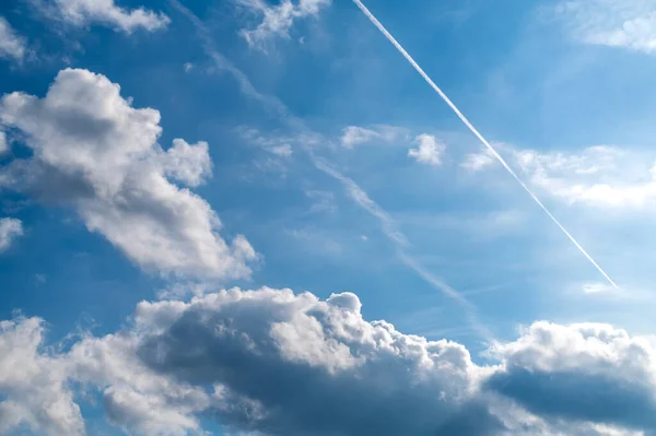 Pistas Aviones Cielo Azul Brillante Con Algunas Nubes Imagen de stock
