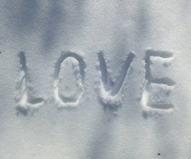 Yazıt ıslak kardaki aşk