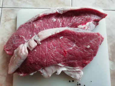 Biftek kesim masasında.