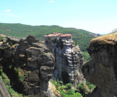 Yunanistan, manastırdaki şarap mahzenini meteorlarla donattı