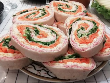 Pide ekmeğine sarılmış sebze ruloları.