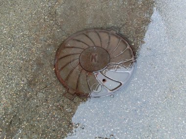 Yağmurlu su birikintisine düşer