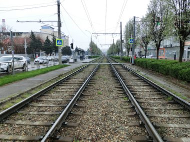 Şehir manzarası. Yağmurlu bir hava. Tramvay rayları.