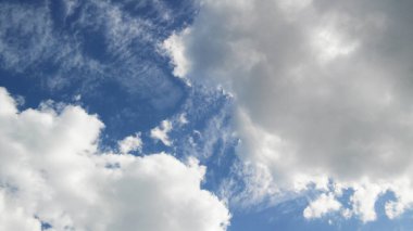 Mavi gökyüzü ve beyaz kabarık bulutlar.