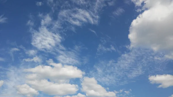 Blue Sky White Fluffy Clouds — Stock Photo, Image