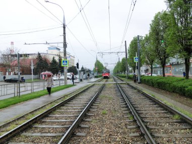 Yağmurlu bulutlu hava. Tramvay rayları.