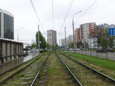 Yağmurlu bulutlu hava. Tramvay rayları.