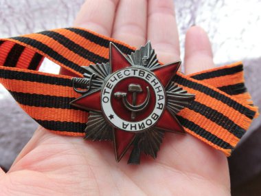 9 Mayıs, Büyük Vatanseverlik Savaşı 'nın zafer günüdür. Zafer için Kızıl Yıldız Nişanı. Düzendeki metnin çevirisi