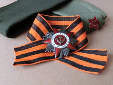 9 Mayıs, Büyük Vatanseverlik Savaşı 'nın zafer günüdür. Zafer için Kızıl Yıldız Nişanı. Düzendeki metnin çevirisi