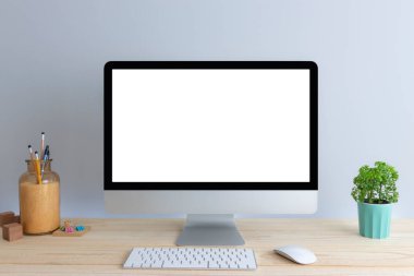 Metin için boş beyaz kopyalama alanı olan bilgisayar, tahta masada klavyeli Mockup tasarım masaüstü bilgisayarı.