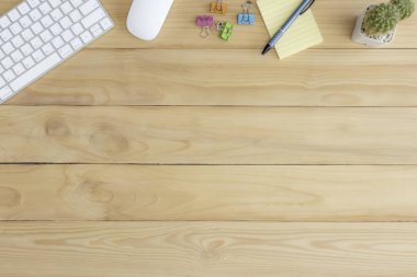 Masa üstü görünümü, ofis malzemeleri ile ahşap masa, ofis masaüstü çalışma alanı.