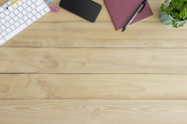 Masa üstü görünümü, ofis malzemeleri ile ahşap masa, ofis masaüstü çalışma alanı.