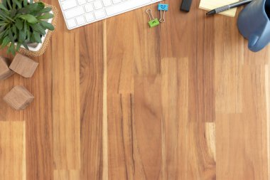 Masa üstü görünümü, ofis malzemeleri ile ahşap masa, ofis masaüstü çalışma alanı