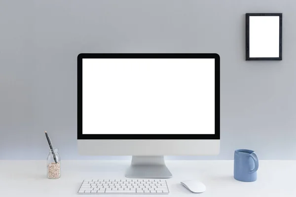 带有空白空白文字复制空间的计算机 Mockup公司设计的办公室台式计算机 白色桌子上有键盘和咖啡杯 工作场所概念 图库照片