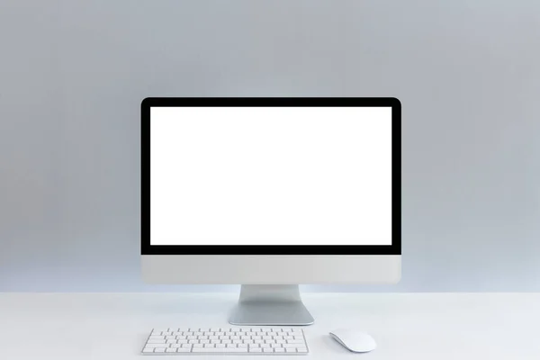 带有空白空白文字复制空间的计算机 Mockup公司设计的办公室台式计算机 白色桌子上有键盘和咖啡杯 工作场所概念 免版税图库图片