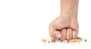 Erkek adam beyaz arka planda sigara ezer, adamın yumruğu sigarayı ezer sigara kırma girişiminde bulunmayı bırakır, dünya sigara günü olmaz.