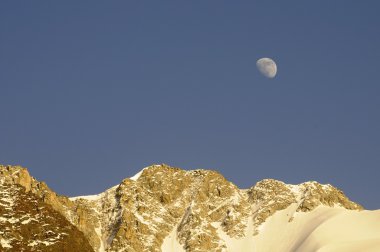 ay ve mavi gökyüzü ile Dağları