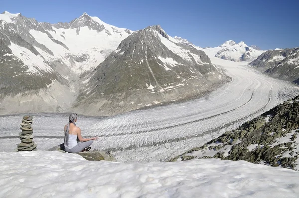 Girl meditating in mountains — Stock Photo, Image