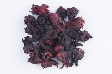 Beyaz arka plan üzerinde kurutulmuş hibiscus