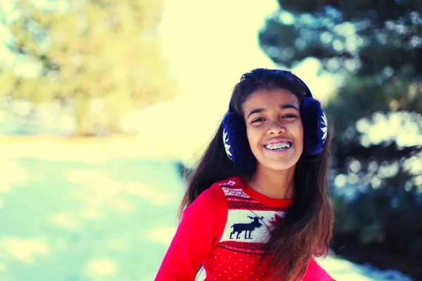 Bir kış parkta güzel ara kız