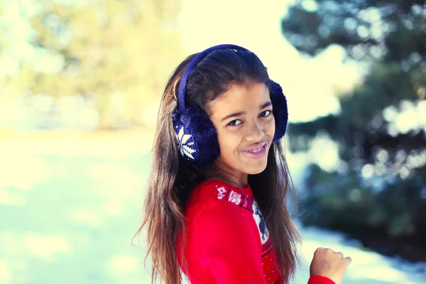 Bir kış parkta güzel ara kız