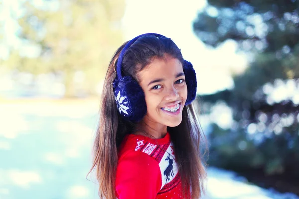 Bir kış parkta güzel ara kız
