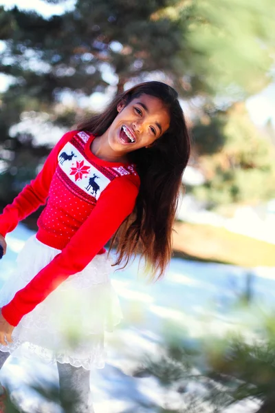 Bir kış parkta güzel ara kız