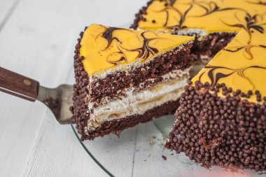 Muz pasta plaka üzerinde