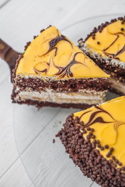 Muz pasta plaka üzerinde