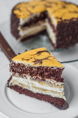 Muz pasta plaka üzerinde