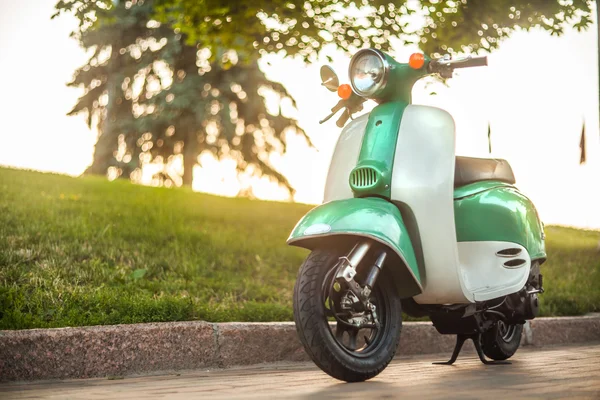 Eski motorlu scooter — Stok fotoğraf