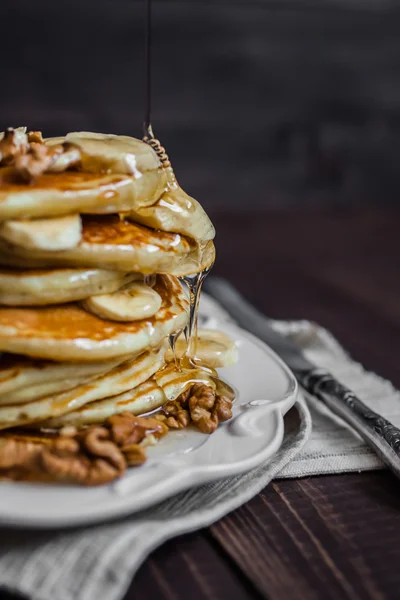 Pancake with honey, nuts and bananas — Stock Photo, Image