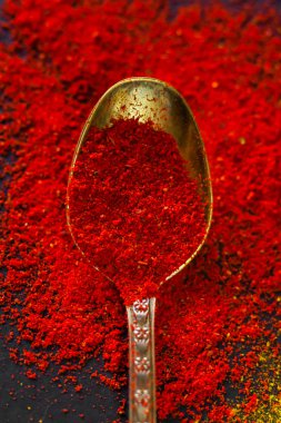 Kaşık pul biber ile