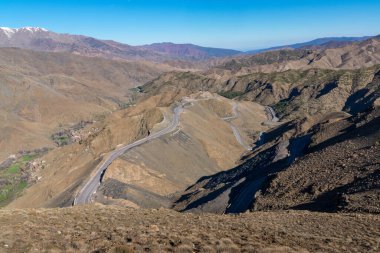 Atlas Dağları 'ndaki Tizi n Tichka dağlarındaki virajlı yol. Sahra Çölü 'ne giden yol. Seyahat konsepti. Yüksek Atlas, Fas