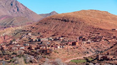 Yüksek Atlas Dağları 'ndaki dağ köylerinde Adobe Kasbah. Fas.