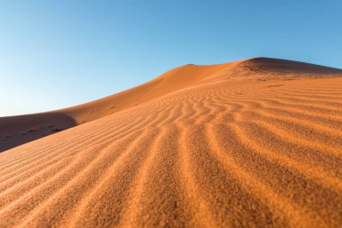 Sahra 'nın kapılarında, Erg Chigaga' nın çöl tepelerini gündüz gözlemekteyiz. Fas 'ta. Seyahat ve macera kavramı.