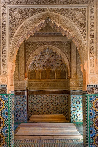 Interior Las Tumbas Arcos Paredes Saadianas Decoradas Con Mosaicos Colores — Foto de Stock