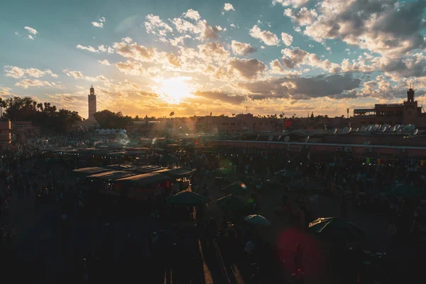 Plaza Yamaa Fna Con Sus Mercados Multitudes Personas Torre Mezquita —  Fotos de Stock