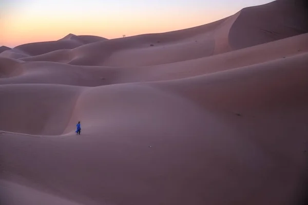 Nie Poznania Berberyjczyk Spacerujący Marzycielskiej Pustyni Świcie Pustynna Wydma Erg — Zdjęcie stockowe