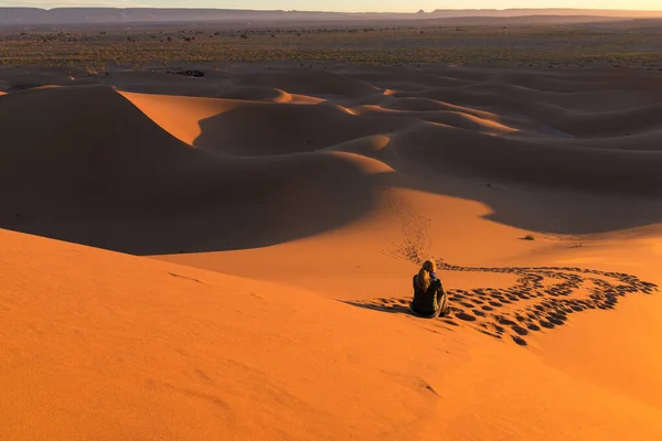 Plan Grand Angle Une Femme Solitaire Méconnaissable Dans Les Dunes — Photo