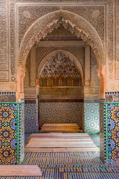 Wnętrze Grobowców Łuków Ścian Ozdobionych Kolorowymi Mozaikami Podróże Sztuka Marrakech Zdjęcie Stockowe