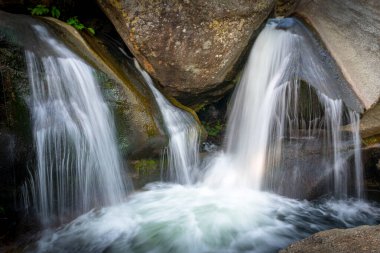 İspanya, Sierra de Gredos 'taki granit kayalıklarda şelaleler. Doğa ve saflık kavramı.