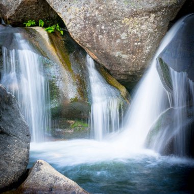 İspanya, Sierra de Gredos 'taki granit kayalıklarda şelaleler. Doğa ve saflık kavramı.