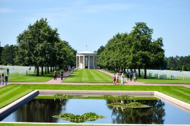 NORMANDY, FRANCE - 5 Temmuz 2017: 2. Dünya Savaşı sırasında Normandiya Çıkarması Savaşı 'ndan sonra Amerikan Mezarlığı' ndaki 