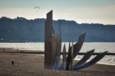 NORMANDY, FRANSA - 4 Temmuz 2017: Vierville-sur-Mer 'deki Omaha Plajı' ndaki Cesaret Anıtı.