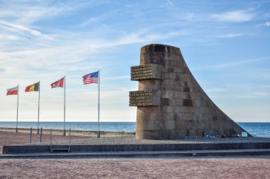 NORMANDY, FRANSA - 4 Temmuz 2017: Vierville-sur-Mer 'deki Omaha Plajı' ndaki Cesaret Anıtı.