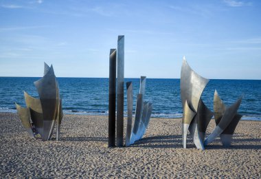 NORMANDY, FRANSA - 4 Temmuz 2017: Vierville-sur-Mer 'deki Omaha Plajı' ndaki Cesaret Anıtı.